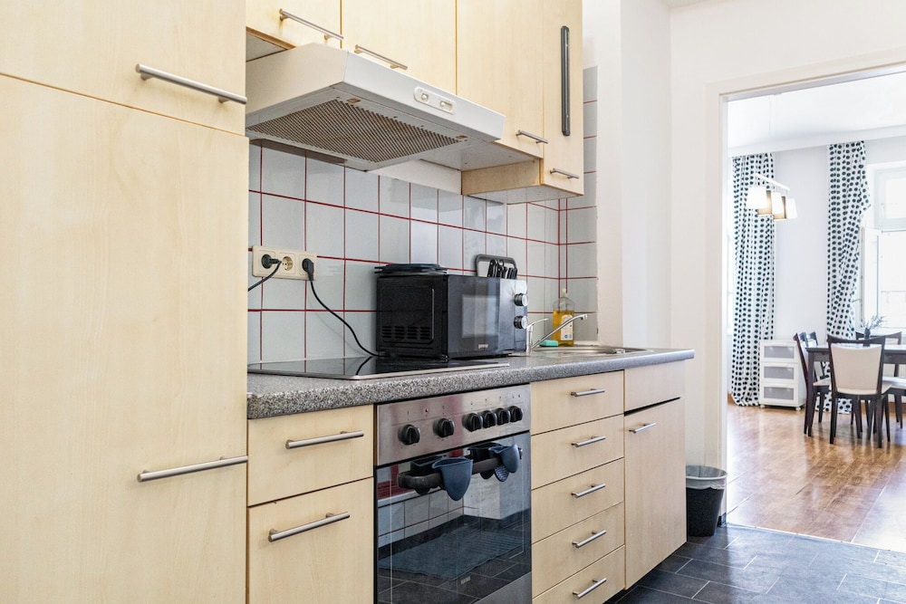 Lovely 2BR Apt Near Downtown
