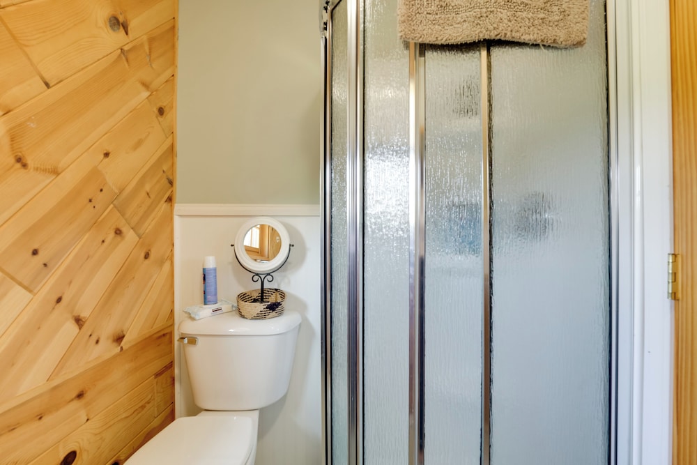 1 Mi to Public Beach: Port Austin Cabin w/ Hot Tub
