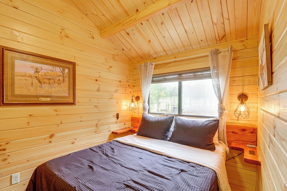15 Mi to Blue Ridge: Forested Cabin w/ Decks!