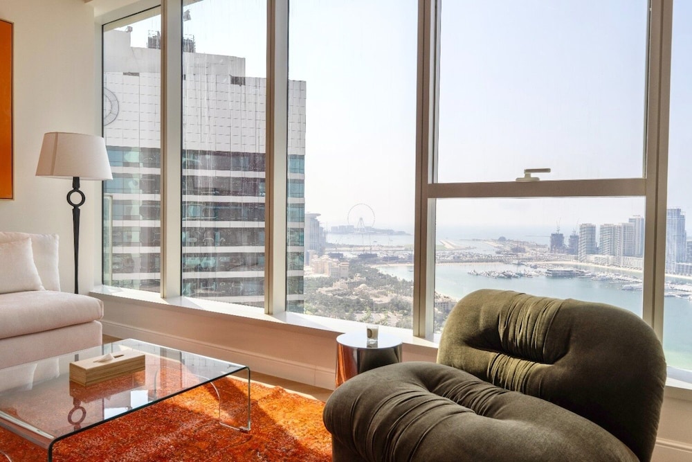 Maison Privee - High-Floor Haven with Open Sea Views on Palm Entry
