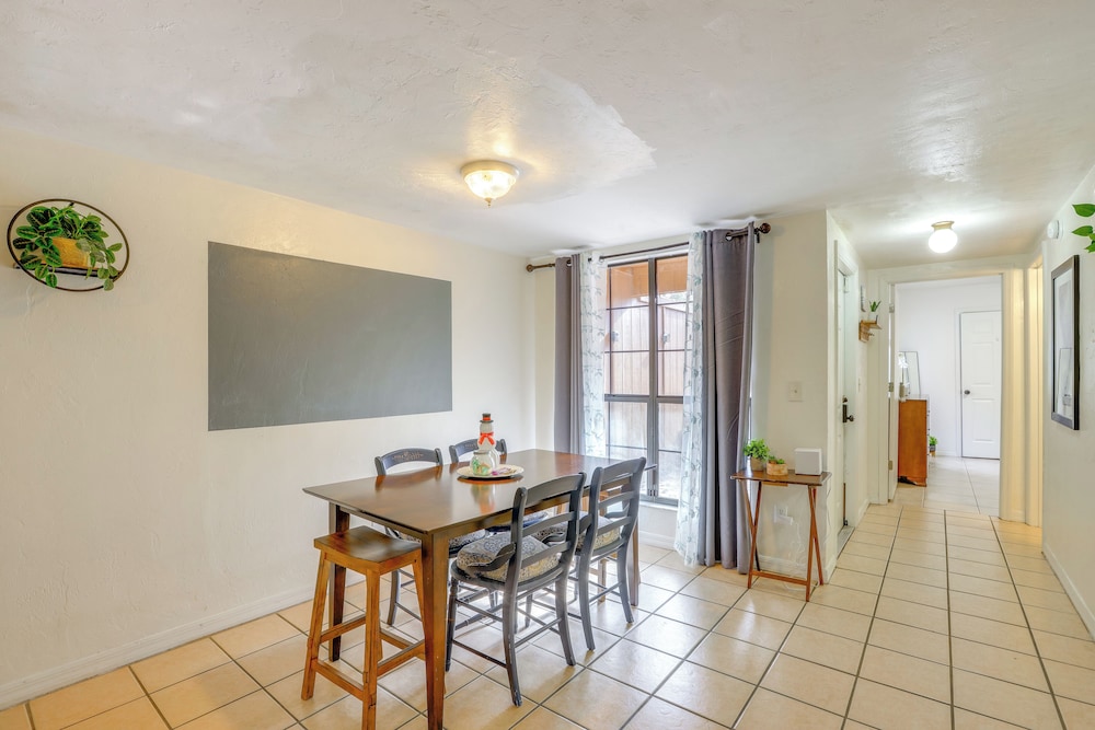 3 Mi to UF Campus: Charming Gainesville Townhome