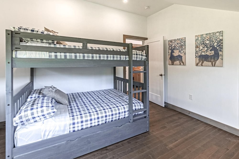The Corzo - Modern Farmhouse With hot tub