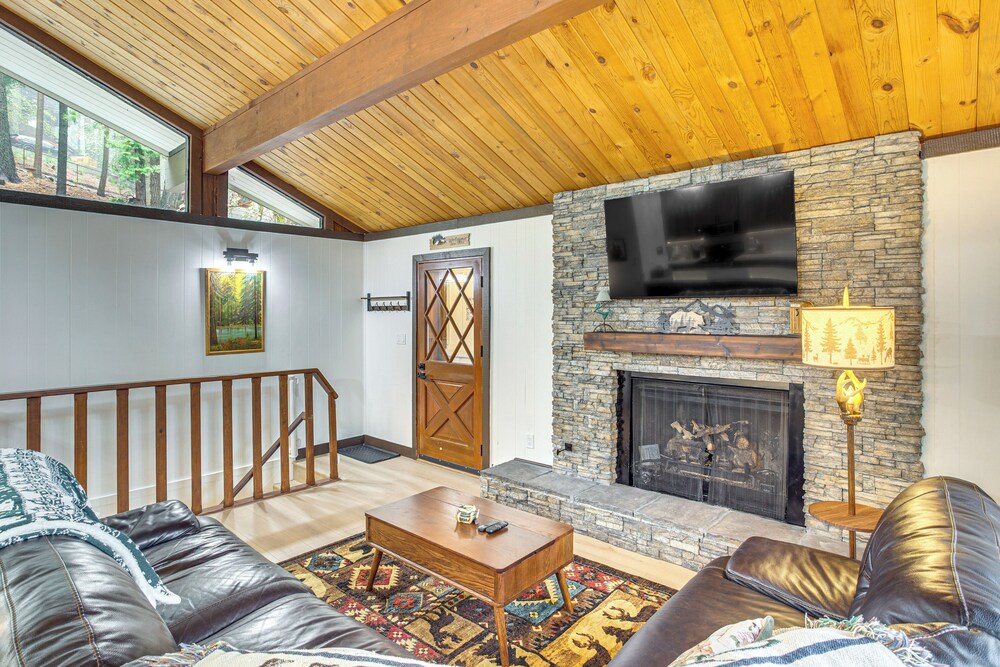 3 Mi to Lake Arrowhead Village: Pine-view Home!
