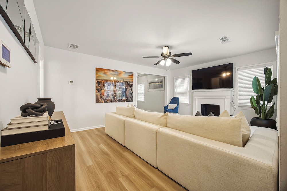 Modern Newly Renovated 3-bedroom in Historic West End
