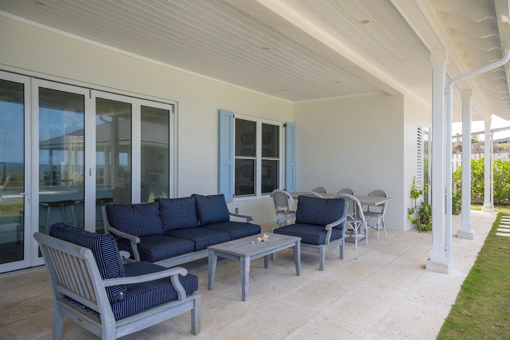 Cricket Beach House-luxurious Beachfront House 5 Bedroom Home