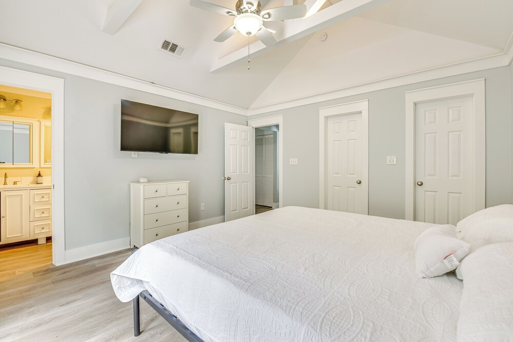Walk to Choctawhatchee Bay: Santa Rosa Beach Home!