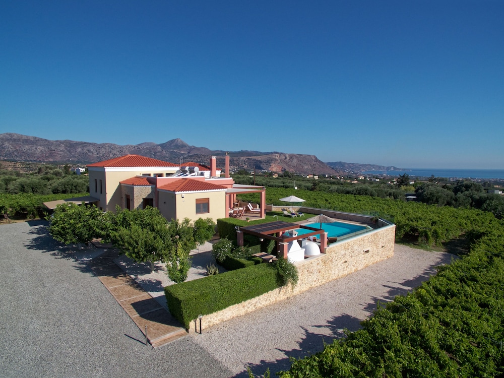 Cretan Vineyard Hill Villa Private Pool, Panoramic View, Beautiful Vineyard