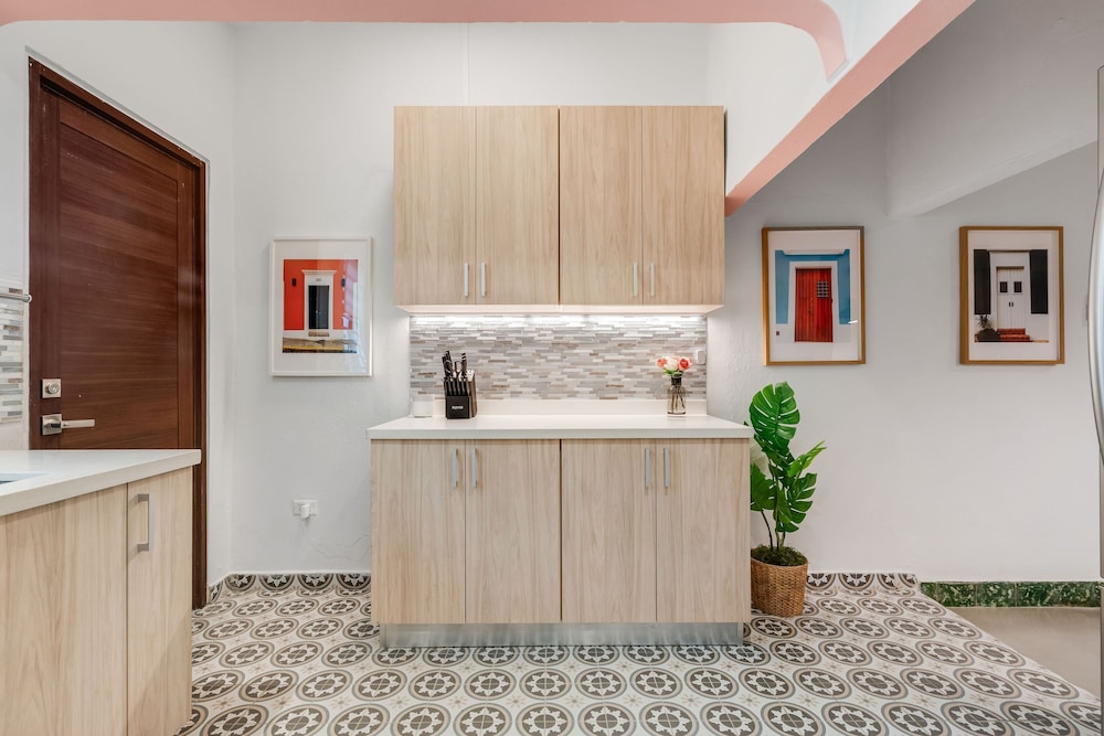 Chic Apartment Pool Parking in Central Condado