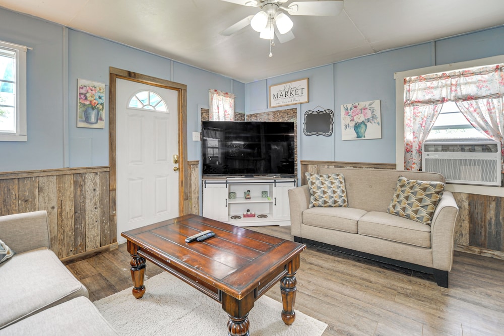 Walk to Lake Buchanan: Cottage Near Wineries!