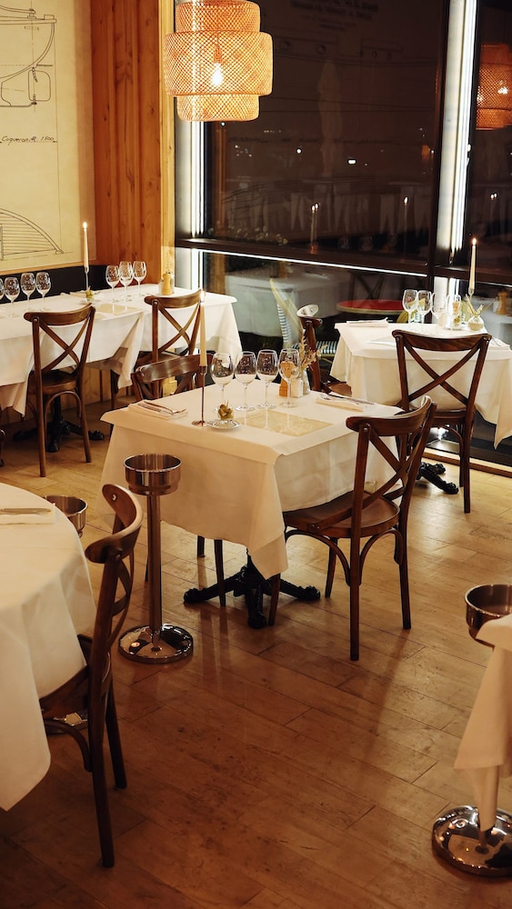 LES SUITES DU PORT by Le Saint Ferdinand