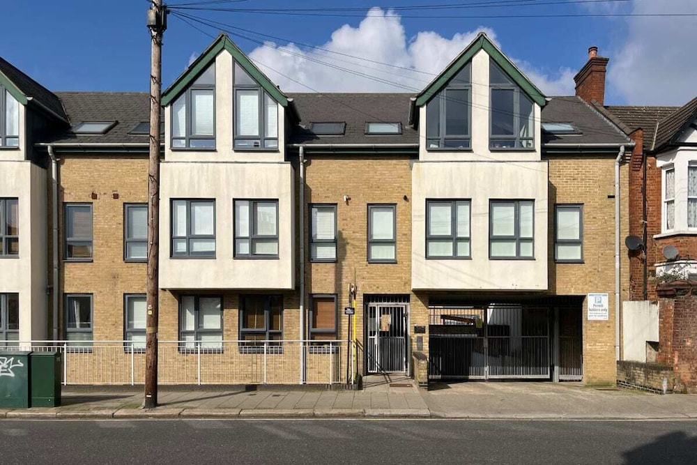 The Queen's Park Getaway - Adorable 2bdr Flat With Terrace