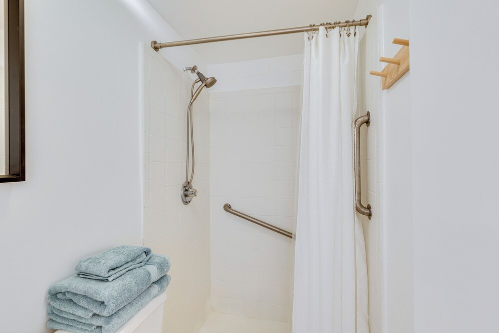 5 Mi to Dtwn Los Angeles: Apt w/ Outdoor Space!
