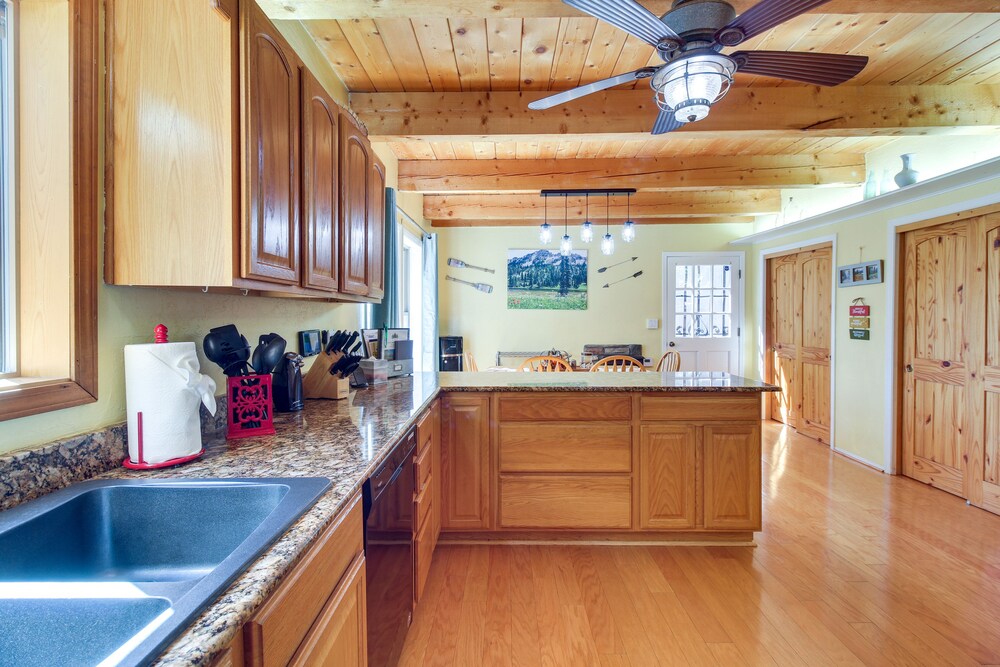 Hot Tub + Decks: Sherwood Forest Cabin