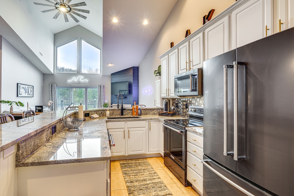 4 Mi to Dtwn: Gem w/ Lake Access in Camdenton