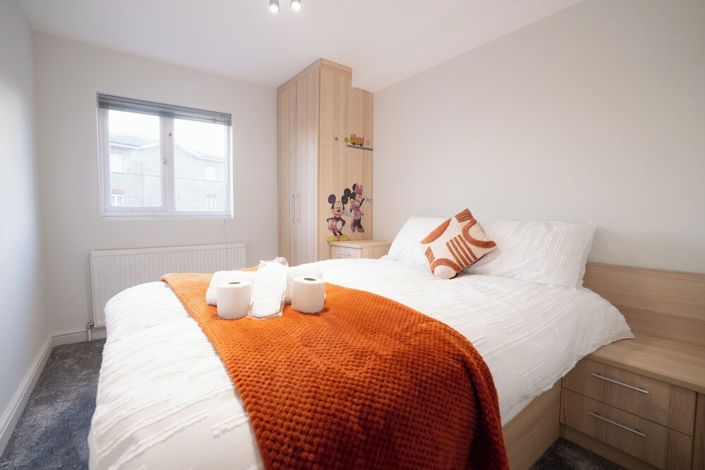 D'luxe 5-bed House - Sleeps 12 & Private Parking