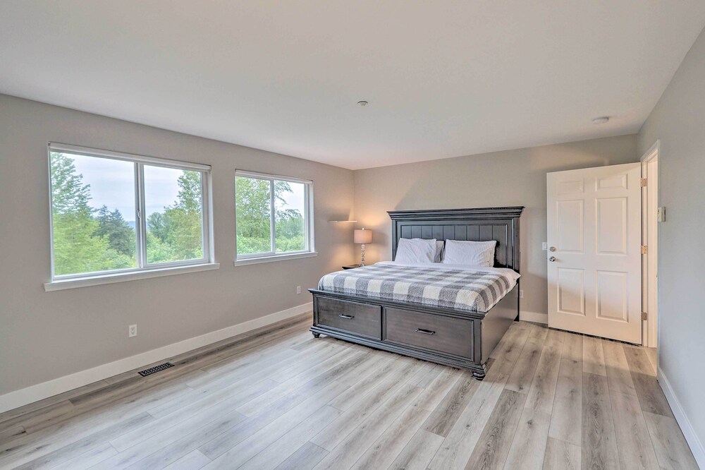 Spacious Kent Home: Great for Large Families! view 5