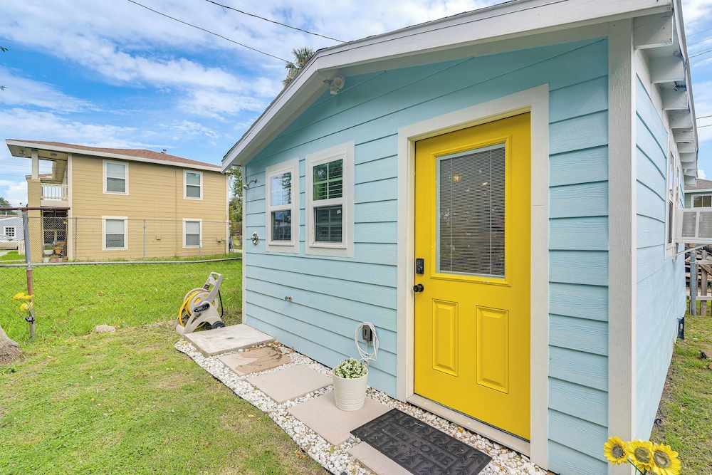 Updated Galveston Studio w/ Deck - 1 Mi to Beach!
