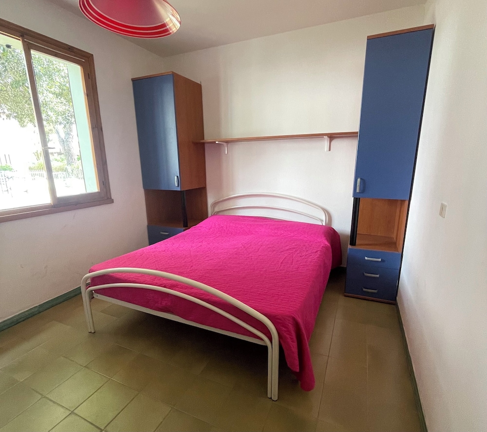 Accommodation With Shared Garden Close to the sea