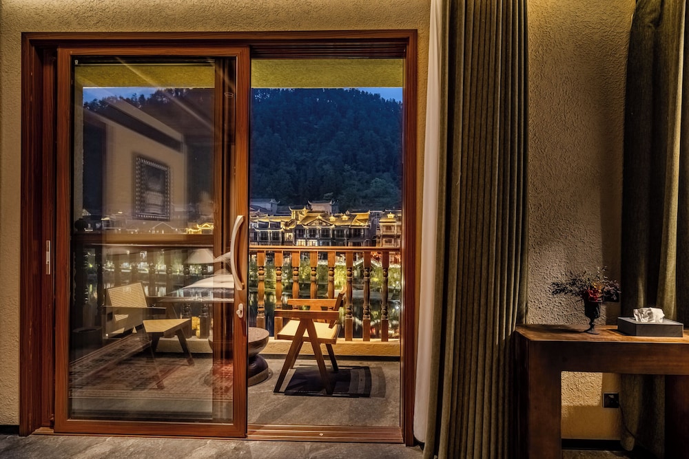 Fenghuang Yiquan River View B&B