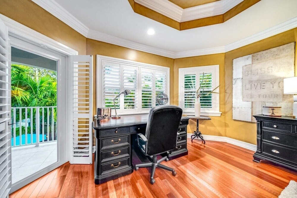 5 Bedroom Luxury Home, Minutes to Las Olas, Shops & Beach