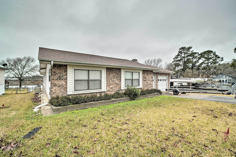 Lake Livingston Hideaway w/ Dock + Gas Grill! view 4