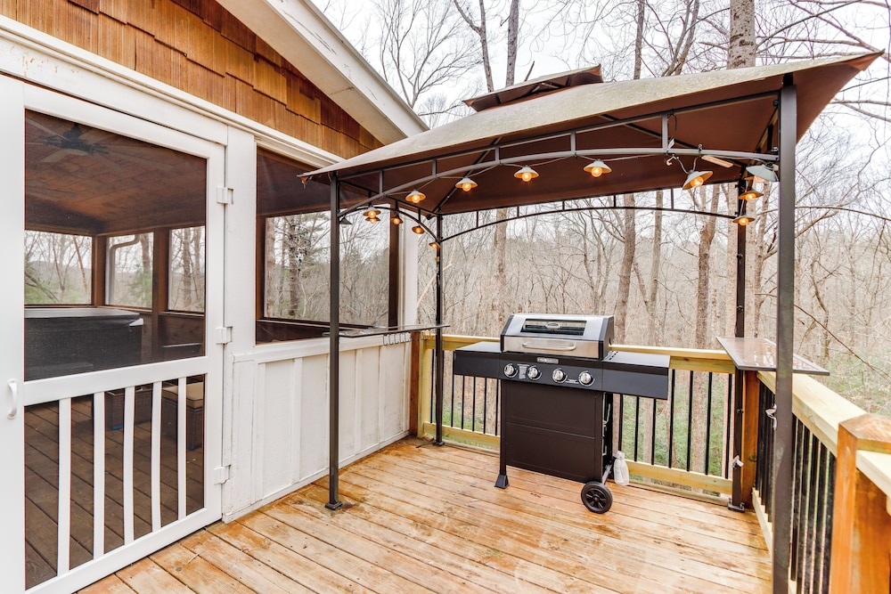 Cozy Ellijay Cabin: Hot Tub, Yard, & Resort Access