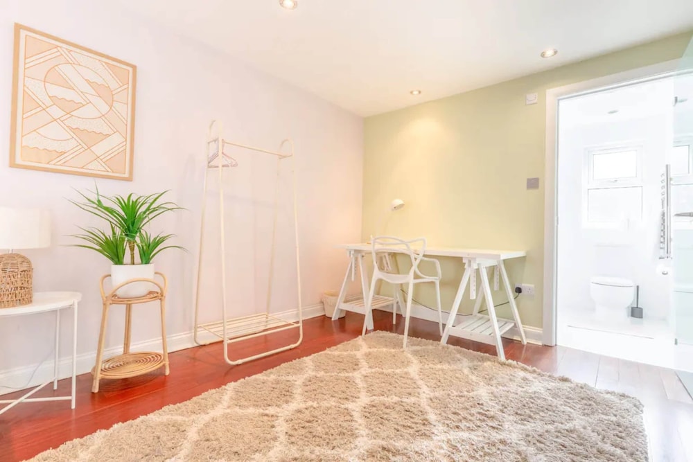 Stylish 2 Bedroom Apartment Beside Putney Station