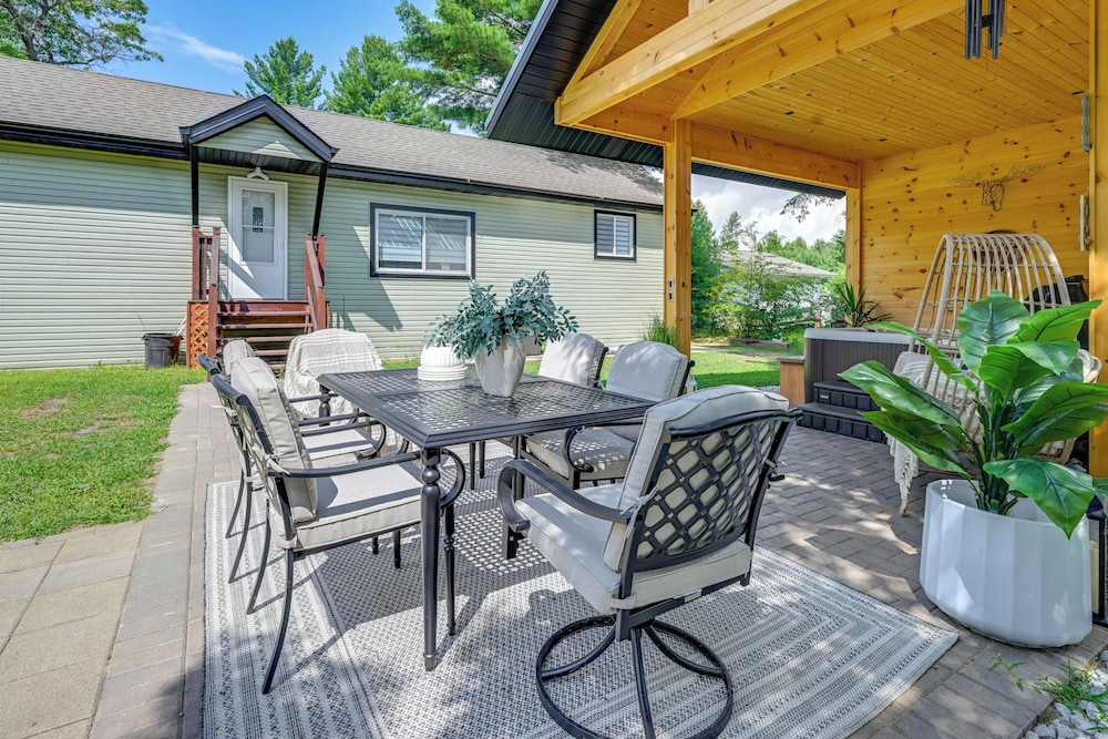 Private Hot Tub, Deck! Group Getaway in Friendship