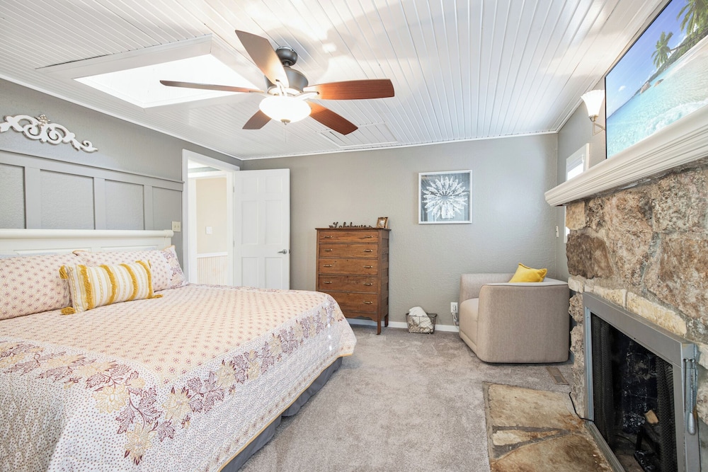 Lakefront Oasis With Skylights & Covered Boat Slip For Extra Adventure