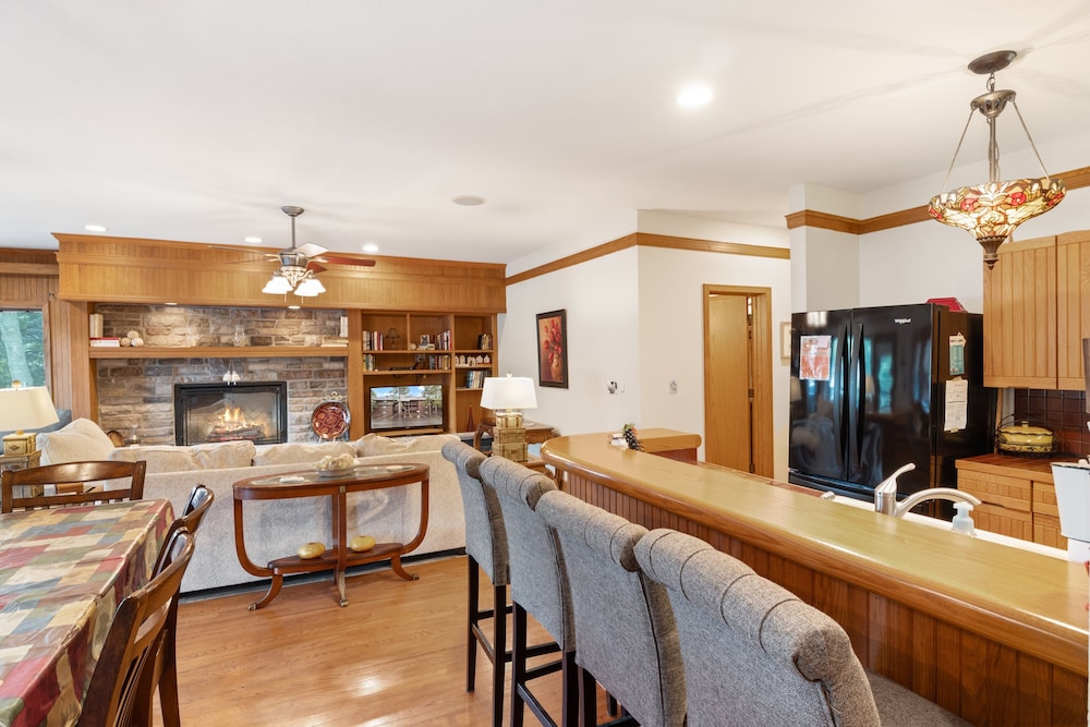 Stunning Lake Views, Pools, Wildlife, Pet-friendly