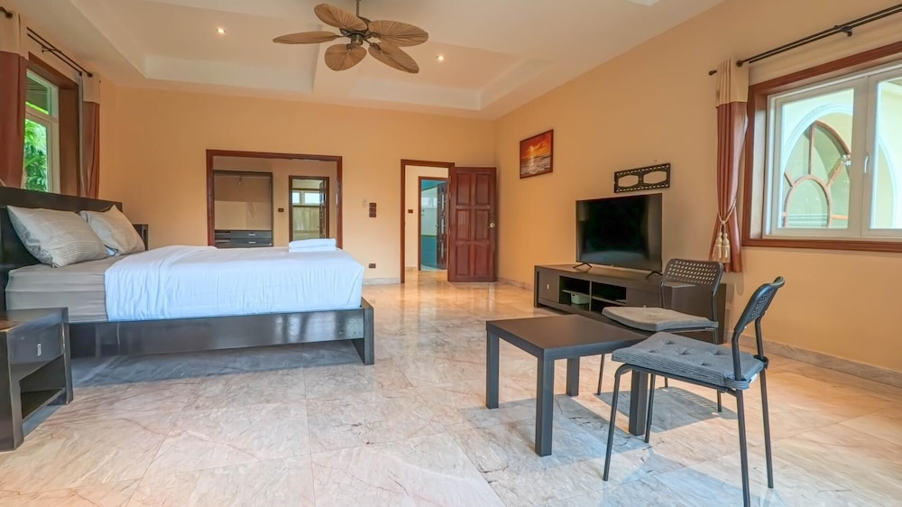7 Bedroom Pool Villa in Kathu SV1