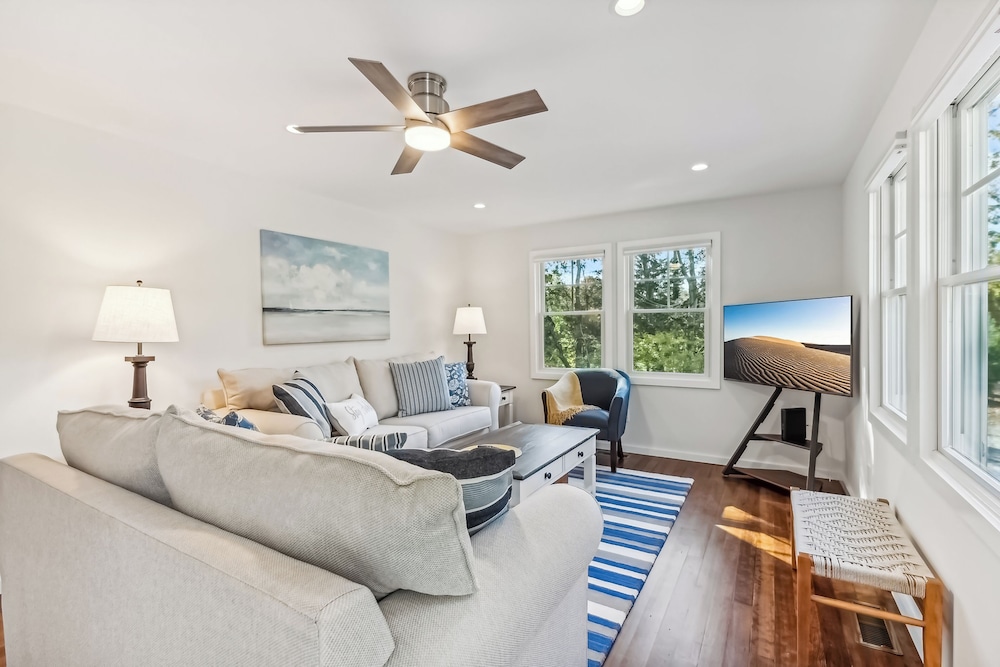 3BR Home Walk to Beach w/ Outdoor Shower & Grill