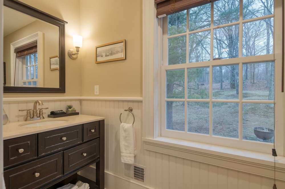 Sunny Pond by Avantstay Secluded Estate w a Private Pond Gym Movie Theater