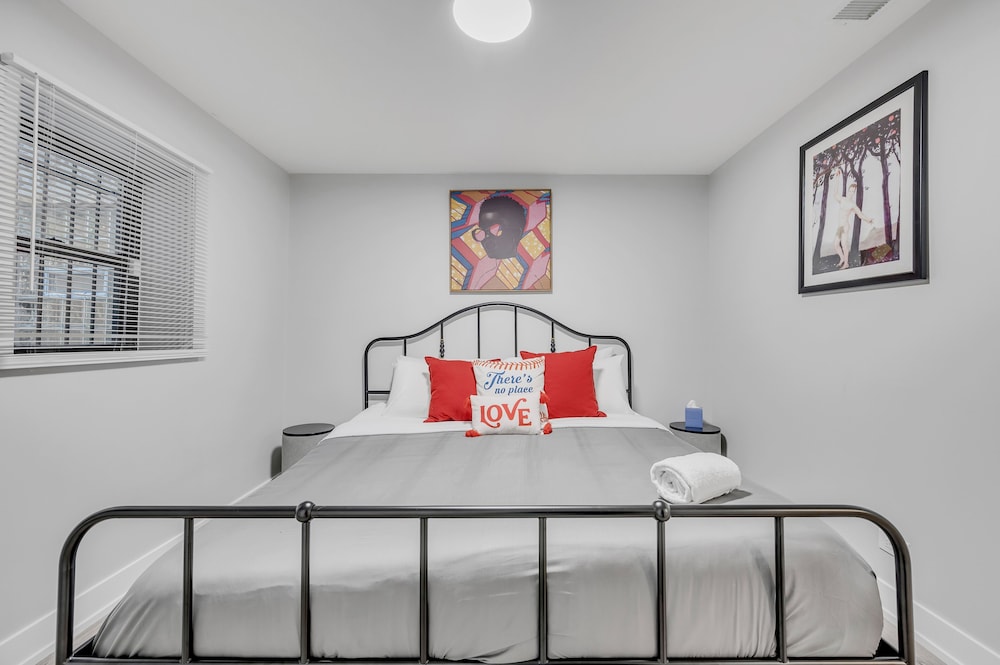 Modern Design 2bd Garden Condo Near United Center by AllSet Turnover photo 5