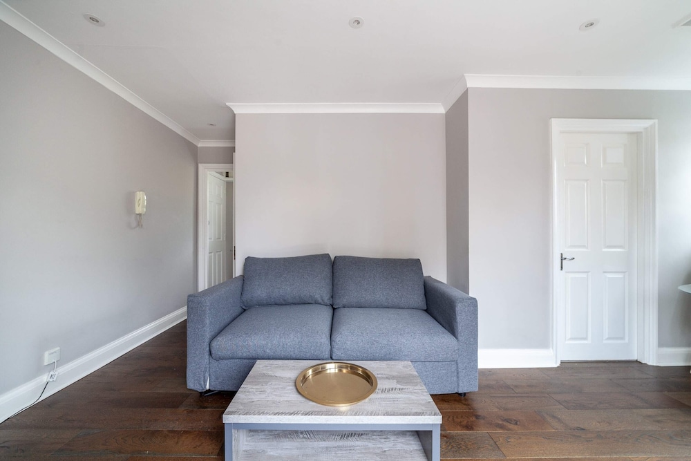 Spacious Battersea Gem With Balcony Bliss