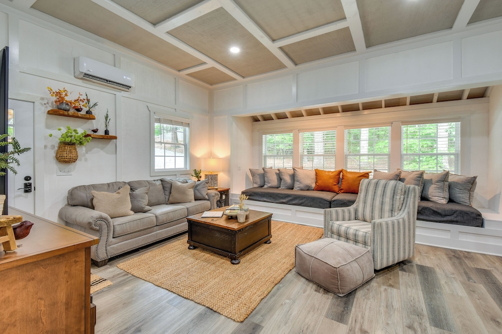 6 Mi to Helen: Romantic Georgia Cottage Hideaway!