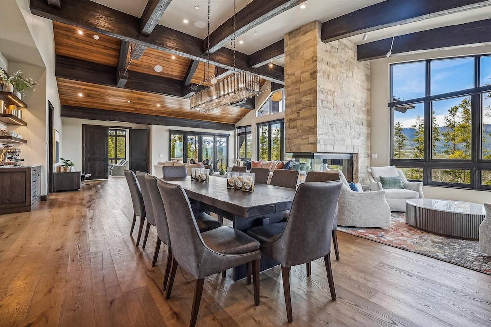 The Crowne Summit 6 Bedroom Home
