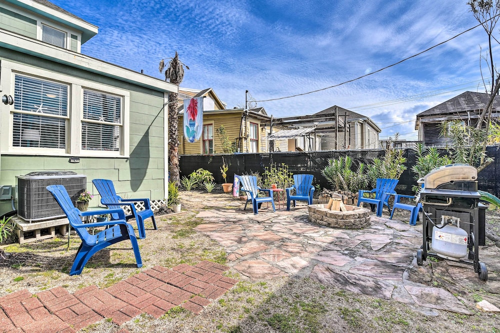 Historic Galveston Hideaway, Walk to the Beach!