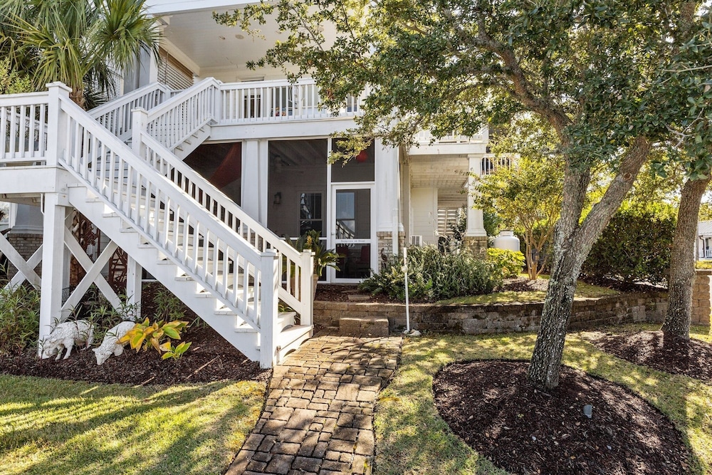 Bridgeview On Broad 1 Bedroom Home by RedAwning