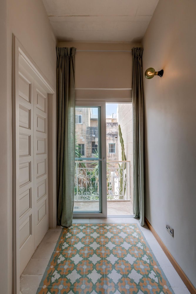 Spacious Apartment With Patio and Workspace