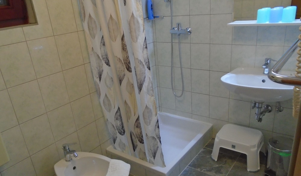 ROOMS MATEA PULA