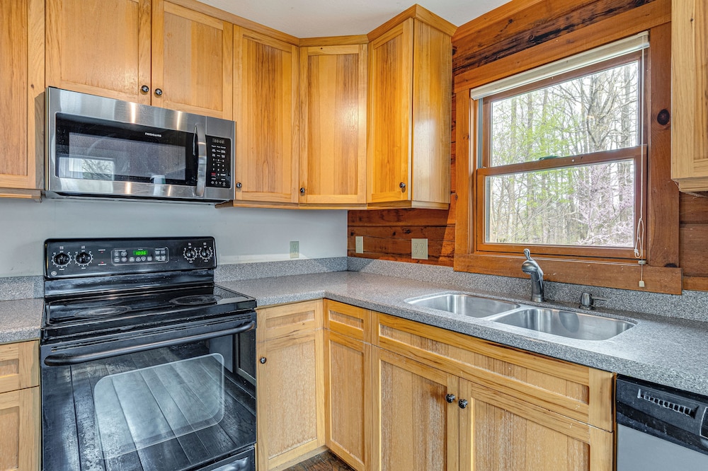 8 Mi to IU: Cabin w/ Reading Nook, Fire Pit & Yard