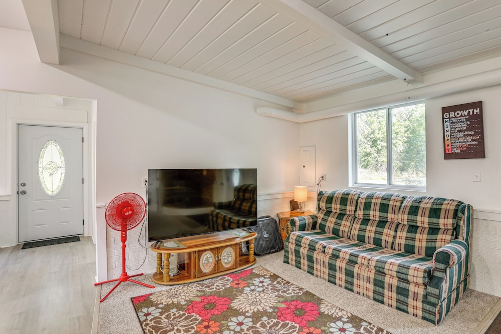 Pet-friendly Retreat: Over 3 Acres in Baldwin!
