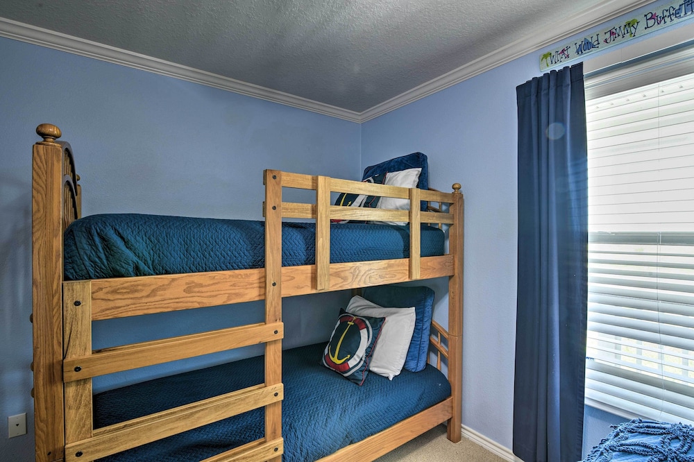 Walk to Galveston Beach: Pet-friendly Home view 5