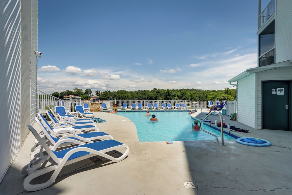 5th-floor Lakefront Condo: Elevator + Pool Access!