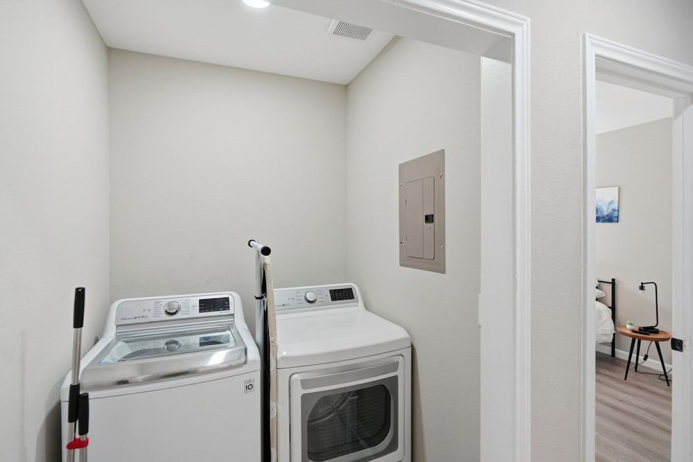 Cozy 3BR Suite Insuite Laundry Min to Downtown