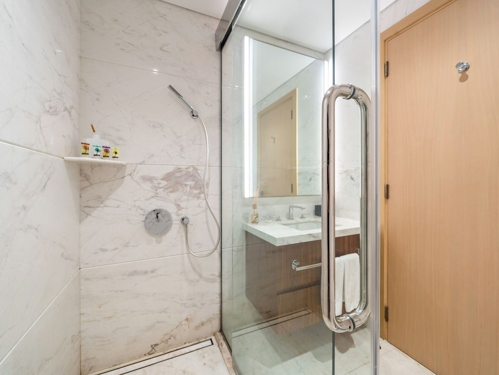 Elegant Apartment Amidst Vibrant Area with Balcony