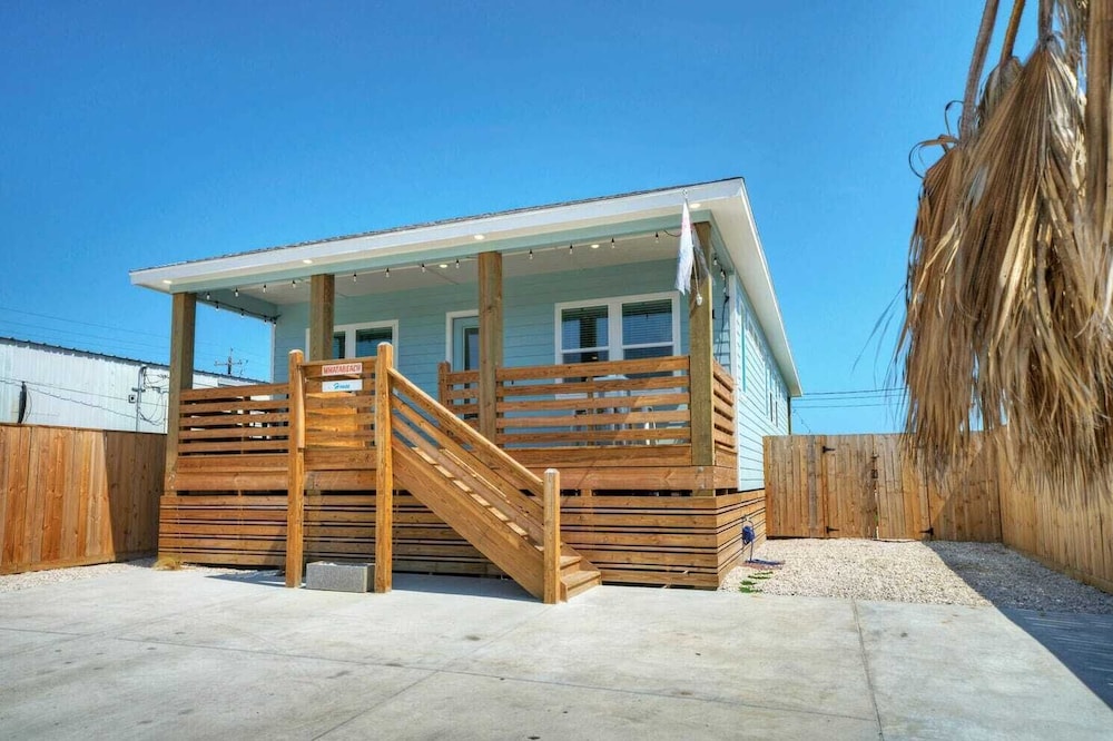 Sleeps 22! 2 Homes Priv Pool, Putting Green, Bar, Deck, Prime Port A Location