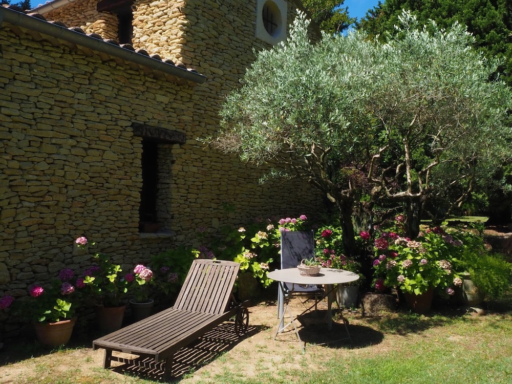 Stone House Near Chateauneuf-du-pape Vineyards