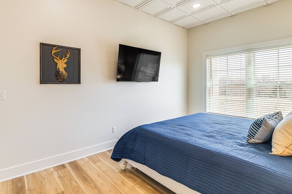 Lake View + Deck: Group Getaway in Grand Rivers!